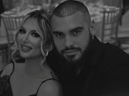 Najboljem covjeku u kojeg se ispocetka zaljubljujem svaki dan jos vise,  koji je i plamen i bura i stabilnost i mirna luka. Koji me cini boljom  osobom iz dana u dan. Koji