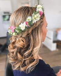 eine schone halboffene frisur mit einem blumenkranz ideal fur braute frisur blumenkranz frisur kranz blumenkranz haare