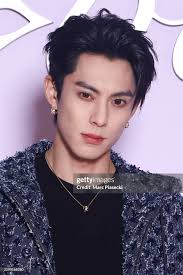 Ảnh "hung thần" Getty Images lật tẩy nhan sắc thật của Vương Hạc Đệ ở  Fashion Week hút 36 triệu người xem