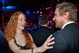 Elfriede herzberger (1 episode), johanna jung (1 episode) tessa mittelstaedt. Schlemmer Fest Bei Der Palazzo Premiere Im Zelt Am Hauptbahnhof Mit Gastgeber