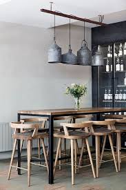 Zoom Sur Les Tables En Bois Massif Deco Interieure Table Salle A Manger Decoration Interieure