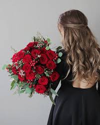 Rote Rosen Zum Valentinstag Von Fleurop Rosen Zum Valentinstag Rote Rosen Prinzessin Kleid Hochzeit