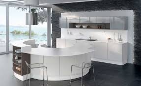 Kuchen Kucheninsel Rund Mit Theke In Weiss Inklusive Chrom Barstuhle Und Integriertem Herd Und Regale Auf Kuche Mit Insel Kucheninsel Ideen Moderne Kucheninsel