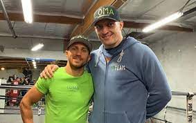 Ломаченко і усик зробили подарунок скандальному реперу. Bokseri Usik I Lomachenko Potrapili U Mirotvorec Korrespondent Net