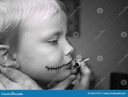 Una Niña Que Consigue La Pintura Del Payaso Puesta Imagen de archivo