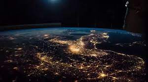 (gambar pertama) gambar hitam putih berbintik kasar tersebut adalah gambar yang pertama dari angkasalepas. Keindahan Bumi Dari Angkasa Lepas Earth Musical And Timelapse Compilation Youtube