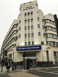 För att komma åt måste du använda rulltrappan. Victoria Coach Station London Loyalty Traveler