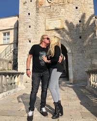 Die beiden lieben es aufzufallen und aus der reihe zu tanzen. So Suss Gratuliert Carmen Geiss Ihrem Robert Zum Geburtstag Promiflash De