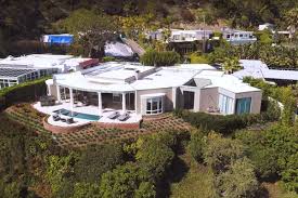 The talk show host has a reputation as a hollywood house flipper. Ellen Degeneres New 15m Hollywood Home Is Actually Perfect Lonny