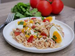 Salade De Pates Thon œufs Et Tomates Salade Pates Thon Pates Au Thon Recette Diner Leger