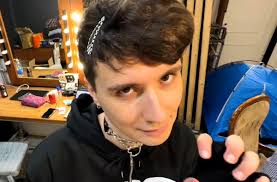 dj howell (@hourlydan)