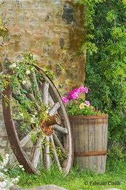 Epingle Par Nicole Klimanek Sur 4 Saisons Avec Images Roue De Wagon Decoration Jardin Jardins