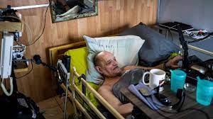 Alain cocq, 58 ans, atteint d'une maladie incurable et qui avait fait deux grèves des soins et de la faim en 2020 pour réclamer le droit à. Kldm3lrwpb0uhm