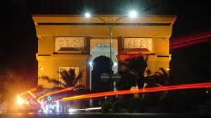 Itu adalah monumen simpang lima gumul, kembaran arc de triomphe. Monumen Simpang Lima Gumul Bikin Kediri Serasa Di Paris