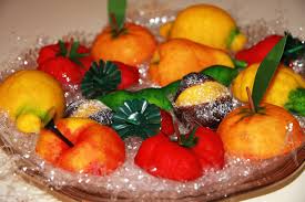 The frutta martorana these exquisite marzipan sweets, perfectly reproducing vegetables and fruit , are a true expression of a great gastronomical creativity. Frutta Di Pasta Di Mandorla Frutta Di Martorana