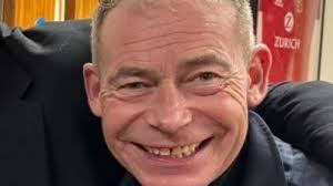 Han turde skille sig ud: Thomas favnede de mennesker, han mødte