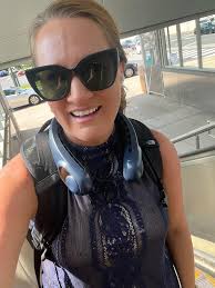 It's snowing again!! ❄️ I don't think I will ever get tired of this. Happy  Tuesday! ❄️