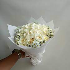 Mawar dapat ditemukan dalam berbagai warna putih, kuning, merah muda, oranye dan merah. Jual Promo Besar Buket Bunga Mawar Putih Asli Hadiah Anniversary Jakarta Pusat Erpanependdiluckyy Tokopedia