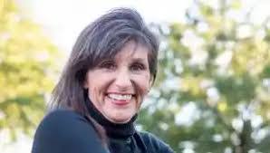 Elizabeth Ragsdale's Instagram, Twitter & Facebook