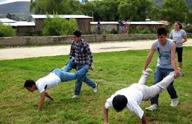 El juego de las llaves. Classic Relay Races Vaseline Nose Race Orange Neck Race Classic Relay Races V Class Juegos De Relevos Juegos Juveniles Carreras De Relevos Para Ninos