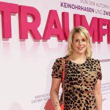 She is a writer and director, known for rubbeldiekatz (2011), high society (2017) and traumfrauen. Anika Decker Im Interview Man Steht Sich Oft Selbst Im Weg Planet Interview