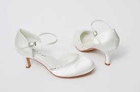Il trend delle scarpe da sposa basse. Come Scegliere Le Scarpe Da Cerimonia In Base Alle Stagioni