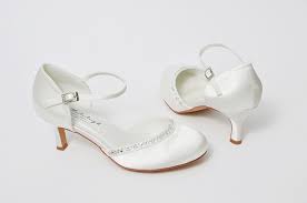Ma nel caso dovessi scegliere questo abbinamento, ti consigliamo di optare per un modello di sneakers basso, poiché le gonne accorciano la gamba ed esaltano la caviglia. Come Scegliere Le Scarpe Da Cerimonia In Base Alle Stagioni