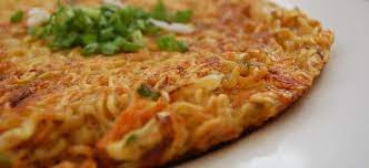 Lalu masukan semua mie, campurkan hingga bumbu merata, lalu tuangkan kecap. Cara Membuat Mie Instan Goreng Campur Telur Membuat Itu