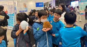 智伴银发｜AI情感陪伴机器人“小彬”香港乐龄科技博览实力“出圈”