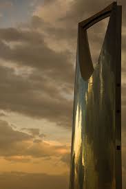 kingdom tower the designer s vision was to represent the new spirit in saudi arabia saudi arabia culture amazing buildings amazing architecture
