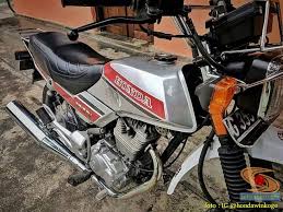 Tidak hanya menampilkan tampilan motor yang keren saja, namun pada konsep ini motor honda gl 100 ini juga menjadi terlihat lebih gagah dan lebih kuat. Keren Modifikasi Honda Gl Pakai Baju Honda Win Setia1heri Com