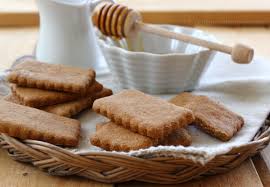 Cosa prendo a questo punto meglio preparare dei semplici biscotti al miele fatti in casa con ingredienti bio e di prima qualità. Biscotti Integrali Al Miele