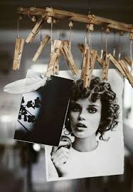 Poster bisa menjadi hiasan dinding yang menarik. 10 Ide Kreasi Hiasan Dinding Kamar Dari Kumpulan Foto Keren