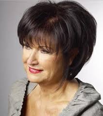 Der umwerfende pixie bob mit blonden haaren sieht toll aus auf frauen, die ein wenig schick aussehen wollen. Bob Frisuren Fur Altere Damen Bob Frisur Haarschnitt Haarschnitt Kurz