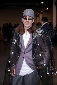 At london fashion week, bellerin's outfit included a black christopher shannon jacket, gold pyjamas from zimmermann, who only stock women's and children's clothes, and £645 black gucci slippers. Pin On Stilo