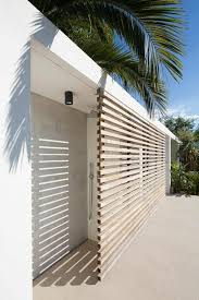 Beigefarbene Gartenleinwand Vor Einem Weissen Gebaude Beigefarbene Einem Gartenleinwand Gebaude Vor Weissen Garden Shower Pool Decor Fence Design