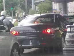 Bentuk dari plat nomor sendiri berupa plat logam atau plastik yang dipasang pada kendaraan bermotor. Sistem Nombor Pendaftaran Kenderaan Di Malaysia Adam Roslan