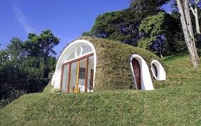 Une Maison Souterraine En Plastique Recycle A Un Prix Abordable Maison De Hobbit Maison Souterraine Maison Plastique