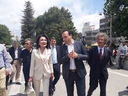 «μια κορδελίτσα που τη λέγαν ιππολύτη»: Yperlamprh H Gianna Aggelopoyloy Sta Trikala Pics