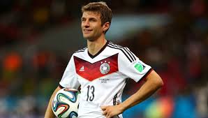 Thomas mueller of fc bayern muenchen poses with a jersey after his contract was extended until 2023 on april 07, 2020 in munich, germany. Thomas Muller Eltern Sind Bei Wm 2014 Live Dabei Bunte De