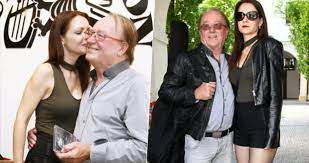 O texty se mu starali mj. Petr Janda Oslavil 75 Vyvedl Rajcovni Manzelku V Mini A S Obojkem Blesk Cz