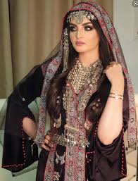 Pin By Esmeralda Mouradian On Yemeni Traditional Dress In 2020 Yemeni Clothes Yemen Women Traditional Outfits