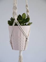 La Suspension Porte Plante Lanae Est Faite A La Main Mes Produits Sont Soigneusement Choisis La Suspension Est En Macrame Blanc Macrame Fait Main Blanc Creme