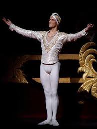 Il famoso ballerino che abbiamo potuto ammirare nel programma tv danza con me è amato in tutto il mondo per il suo fisico la sua altezza. Roberto Bolle Wikipedia