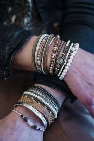 Opvallend onder de mouw van een mooie top, of sprankelend op je blote arm in de zomer. Edelsteen Wraparmbanden Curly S Beads