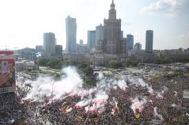 Następuje koncentracja oddziałów w wyznaczonych punktach i przewożenie broni. Warszawiacy Oddali Hold Powstancom W Godzine W Na Rondzie Dmowskiego Dzieje Pl Historia Polski