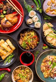Malgré une continuité remarquable dans l'histoire de cette cuisine. Assortiment De Jeu De La Nourriture Chinoise Nouilles Chinoises Riz Frit Boulettes Le Canard Pekin Dim Sum Des Rouleaux De Printemps Celebres Cuisine Chinoise Plats Sur La Table Vue De Dessus Chinois