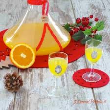 Può essere realizzato anche con la macerazione di foglie o frutti nell'alcool. Liquore All Arancia Fatto In Casa Ricetta Facile Con Le Bucce