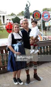 Oder der kamerawinkel eine frau in einem lustigen outfit führt eine veranstaltung aus altes lustiges bild einer großen frau auf einem kleinen fahrrad Fc Bayern News On Twitter Javi Martinez Corentin Tolisso Leon Goretzka Thiago Mit Frau Julia Und Sohn