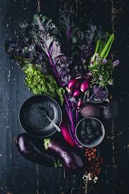 Purple Kale Aubergine And Blackberry Salad Tendances Alimentaires Stylisme Culinaire Photographie Culinaire